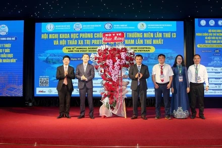 Hội nghị nhận hoa chúc mừng của Bộ Y tế, địa phương và nhiều cơ sở y tế có cùng mối quan tâm.