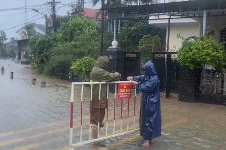 Huế yêu cầu người dân hạn chế ra đường từ 10-14 giờ ngày 28/9 để bảo đảm an toàn.