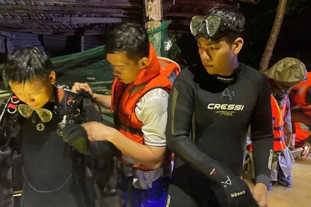 Lực lượng cứu nạn đã được triển khai tìm kiếm chị Dương Thị Huế từ đêm qua. Ảnh Công an thành phố cung cấp 