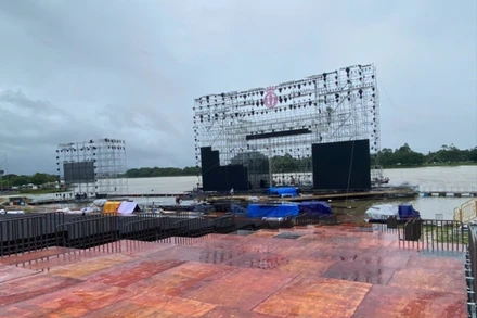 Sân khấu nổi cho đêm chung kết đã hoàn thành hơn 80% khối lượng nhưng đang gặp khó khăn do mưa lớn.