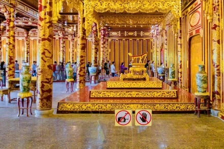 Ngai vua triều Nguyễn đã được bảo vệ sau hành lang bằng kính