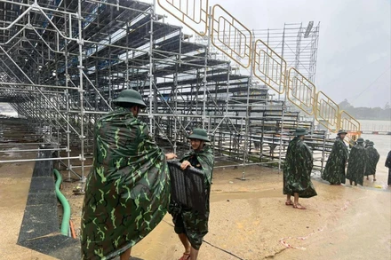 Quân đội đã được huy động giúp Ban Tổ chức thu dọn sân khấu tránh mưa bão.
