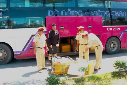 Hơn 1 tấn sụn chân gà bốc mùi phục vụ thực khách ở Đà Nẵng đã bị Cảnh sát giao thông công an thành phố Huế phát hiện, bắt giữ. (Ảnh: Công an cung cấp)