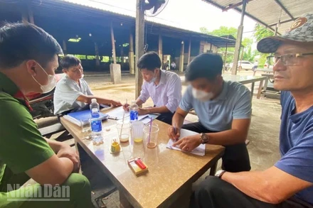 Ông Kệ chủ lò mổ làm việc với cơ quan chức năng. 