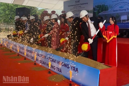 Đại diện lãnh đạo địa phương và Tập đoàn đã làm nghi thức động thổ, xây dựng nhà máy.