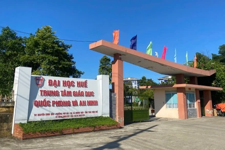 Năm sinh viên nhập viện sau giờ ăn sáng tại Trung tâm.