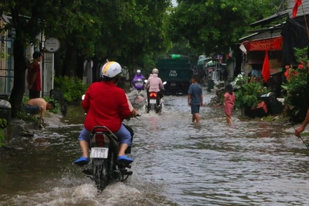 Úng ngập cục bộ ở khu Vân Dương.