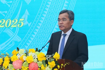 Đồng chí Hồ Văn Niên, Ủy viên Trung ương Đảng, Bí thư Tỉnh ủy Quảng Ngãi phát biểu tại kỳ họp.