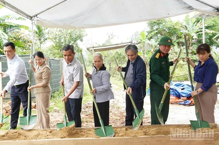 Bí thư Tỉnh ủy Quảng Ngãi Hồ Văn Niên cùng lãnh đạo các ban, sở, ngành của tỉnh và địa phương thực hiện nghi thức khởi công xây dựng nhà mới cho gia đình bà Hồ Thị Hương, ở xã Tây Trà.
