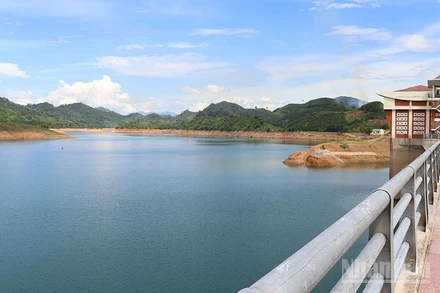 Hồ chứa nước Nước Trong, hồ chứa có dung tích lớn nhất tỉnh Quảng Ngãi tiến hành tăng lưu lượng điều tiết từ 15 giờ ngày 1/12 để chủ động ứng phó với mưa lũ.