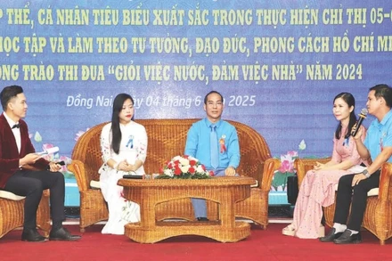 Các tập thể, cá nhân tiêu biểu học tập và làm theo Bác trong công nhân lao động giao lưu, chia sẻ kinh nghiệm tại hội nghị tuyên dương do Liên đoàn Lao động tỉnh Đồng Nai tổ chức.
