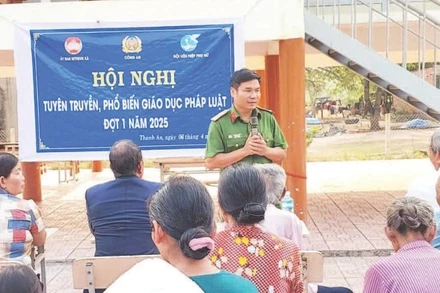 Công an xã Thanh An, huyện Hớn Quản tuyên truyền, phổ biến giáo dục pháp luật cho nhân dân.