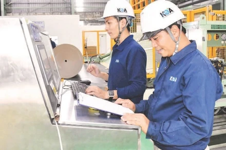Bà Rịa-Vũng Tàu thu hút các dự án công nghệ cao, thân thiện với môi trường. Trong ảnh: Kỹ sư làm việc tại Nhà máy KOA, Khu công nghiệp chuyên sâu Phú Mỹ 3.