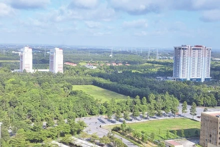 Cây xanh tạo cảnh quan thân thiện với môi trường ở thành phố Thủ Dầu Một, tỉnh Bình Dương.