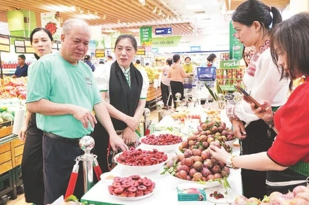 Người tiêu dùng tìm hiểu, chọn mua sản phẩm xanh mận hậu Sơn La tại một siêu thị Co.opmart ở thành phố. (Ảnh CTV)