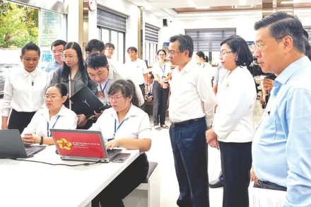 Tổ công tác số 1 khảo sát buổi vận hành thử nghiệm mô hình chính quyền địa phương cấp xã tại trụ sở Ủy ban nhân dân phường Bình Thới. (Ảnh MẠNH HẢO)