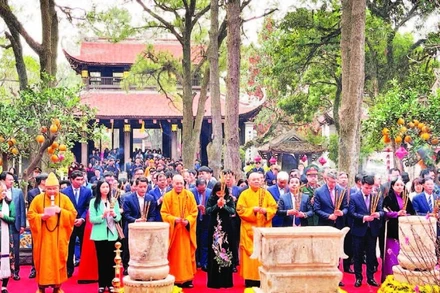 Các đại biểu và du khách thập phương dâng hương tại Chùa Côn Sơn nhân dịp Lễ hội mùa Xuân Côn Sơn-Kiếp Bạc năm 2025.