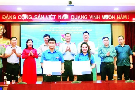 Đoàn Thanh niên Trường đại học Công đoàn và Đoàn Thanh niên phường Đống Đa ký kết hợp tác thúc đẩy ứng dụng khoa học-công nghệ, chuyển đổi số trên địa bàn. (Ảnh ÁNH NGUYỆT)