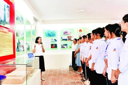 Học sinh Trường trung học phổ thông Mỹ Lộc, phường Nam Định tham quan, tìm hiểu lịch sử-văn hóa tại bảo tàng.