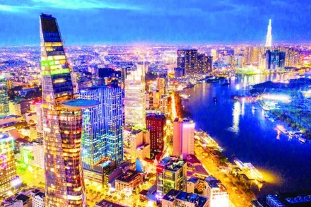 Một góc Thành phố Hồ Chí Minh về đêm. (Ảnh HOÀNG TRIỀU)