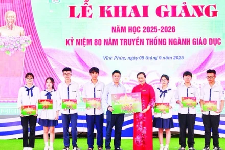 Trao tặng học bổng “Cùng em tiến bước” cho học sinh Trường THPT Trần Phú.
