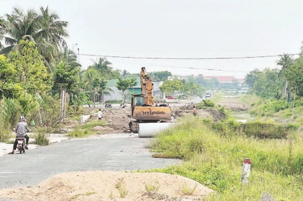 Đường kết nối vào cầu phía bờ phường Phú Khương vẫn chưa hoàn thành.