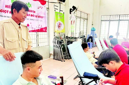 Cả gia đình ông Trần Vĩnh Phúc (người đứng) đều tham gia hiến máu tình nguyện.