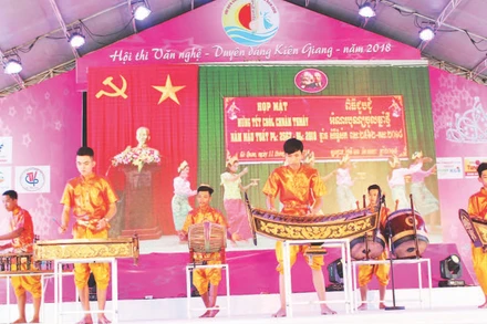 Trình diễn nhạc cụ truyền thống Khmer.