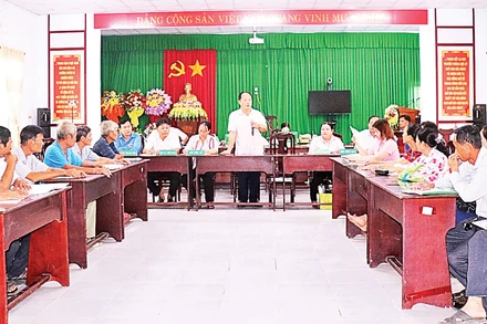 Đại diện Phòng giao dịch Ngân hàng Chính sách xã hội Châu Thành A họp giao ban với các tổ chức chính trị-xã hội, các tổ trưởng tổ tiết kiệm và vay vốn xã Tân Hòa.