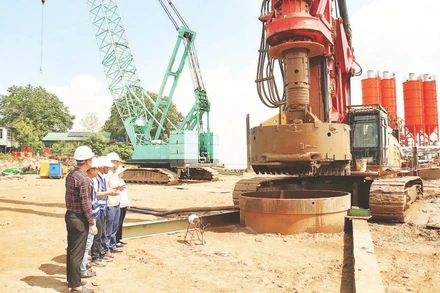 Công trường thi công dự án cầu Tứ Liên. (Ảnh PHẠM CÔNG)