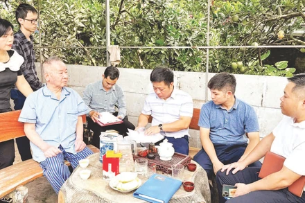 Đoàn khảo sát của xã Liên Minh làm việc với gia đình ông Nguyễn Đăng Liên (người thứ ba từ trái qua), thôn 5, xã Liên Minh.