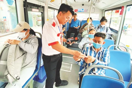 Tuyến xe buýt 103 vừa trúng thầu đi vào khai thác hoạt động, với phương tiện sử dụng năng lượng điện, thân thiện môi trường.