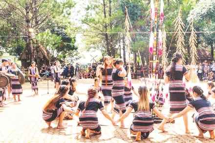 Đội nghệ nhân dân tộc Hrê, thôn Vi Pờ Ê, xã Kon Plông tham gia biểu diễn tại một sự kiện văn hóa.