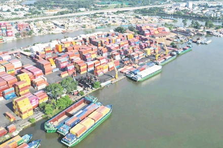 Bốc dỡ hàng hóa tại cảng Trường Thọ, phường Bình Trưng, Thành phố Hồ Chí Minh. (Ảnh THẾ ANH)