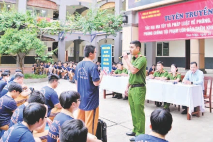 Công an phường Tam Hiệp, tỉnh Đồng Nai tuyên truyền phòng chống tội phạm lừa đảo công nghệ cao tại Trường THPT Bùi Thị Xuân.