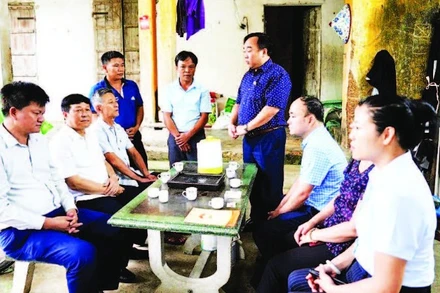 Đoàn công tác của Ủy ban Mặt trận Tổ quốc thành phố Hà Nội thăm, tặng quà hộ gia đình có hoàn cảnh khó khăn trên địa bàn xã Trần Phú.