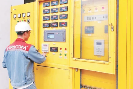 Kỹ thuật viên đang vận hành hệ thống tại Nhà máy thủy điện Cẩm Thủy 1, xã Cẩm Thạch, tỉnh Thanh Hóa.