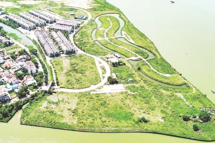 Đà Nẵng tiếp tục tháo gỡ vướng mắc, khơi thông nguồn lực đất đai để phát triển kinh tế-xã hội trong nhiệm kỳ mới. (Trong ảnh: Một góc Hội An nhìn từ trên cao).