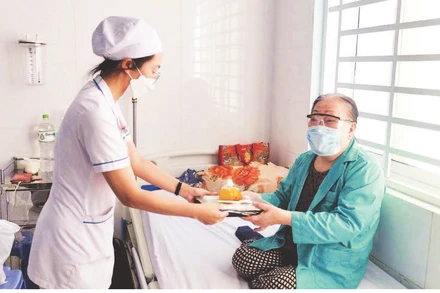 Hàng trăm suất cơm mỗi ngày dành cho bệnh nhân nghèo tại Bệnh viện đa khoa Yersin Nha Trang.