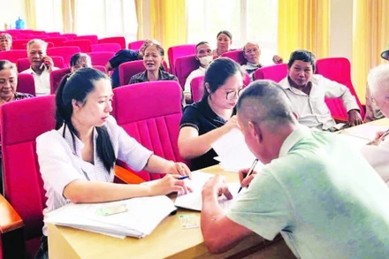 Các hộ dân xã Phú Thái ký cam kết thực hiện chính sách đền bù hỗ trợ giải phóng mặt bằng.