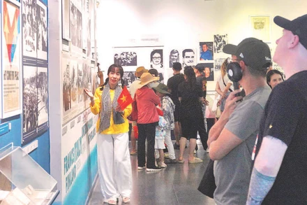 Du khách tham quan Bảo tàng Chứng tích Chiến tranh. (Ảnh MẠNH HẢO)