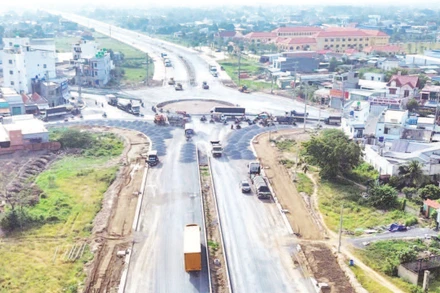 Đường tỉnh 823D, trục giao thông kết nối Tây Ninh với Thành phố Hồ Chí Minh đang được đơn vị thi công đẩy nhanh tiến độ.