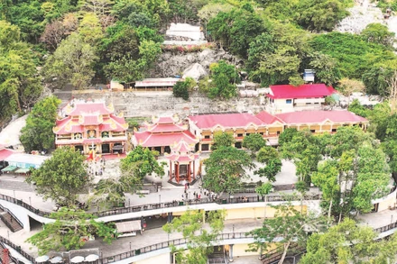 Không gian du lịch xanh điện Bà Linh Sơn Thánh Mẫu, một trong những địa điểm du lịch tâm linh nổi tiếng thuộc quần thể Núi Bà Đen, Tây Ninh.