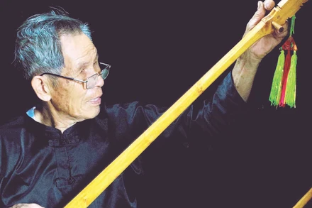Nghệ nhân Lương Thiêm Phú, xã Bình Liêu chế tác tính tẩu.