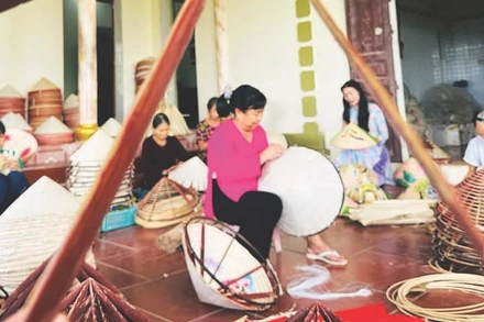Người dân làng nghề Mão Cầu khâu nón thủ công.