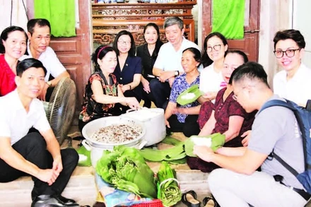 Bà Đỗ Thị Sâm (áo nâu) cùng các thành viên Câu lạc bộ LTHTGN thôn Đoài Khê, Hội Phụ nữ và các tình nguyện viên xã Đan Phượng.