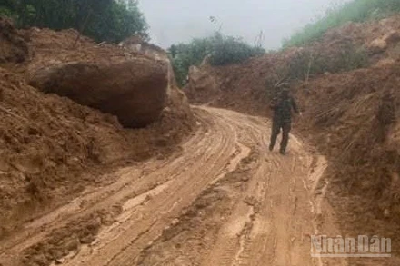 Với tinh thần làm việc xuyên đêm không ngơi nghỉ, đến rạng sáng 31/10, điểm sạt lở nghiêm trọng tại Km15+900 và nhiều điểm sạt lở khác trên tuyến ĐT.623 đã khắc phục xong, bảo đảm giao thông vào đến trung tâm xã Sơn Tây (Quảng Ngãi). 