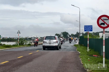 Nước lũ trên sông Trà Khúc giảm dần, ngành chức năng tỉnh Quảng Ngãi cho phép người và phương tiện lưu thông bình thường qua cầu Trà Khúc 1 từ 7 giờ 30 sáng 30/10.