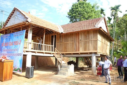 Những mái nhà kiên cố được dựng lên là nơi bắt đầu cho hành trình vươn lên thoát nghèo, ổn định cuộc sống của người dân.