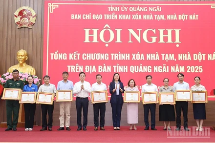 Lãnh đạo tỉnh Quảng Ngãi tặng Ngãi tặng Bằng khen cho các tập thể đã có thành tích trong thực hiện phong trào thi đua Chung tay xóa nhà tạm, nhà dột nát trên địa bàn tỉnh Quảng Ngãi.